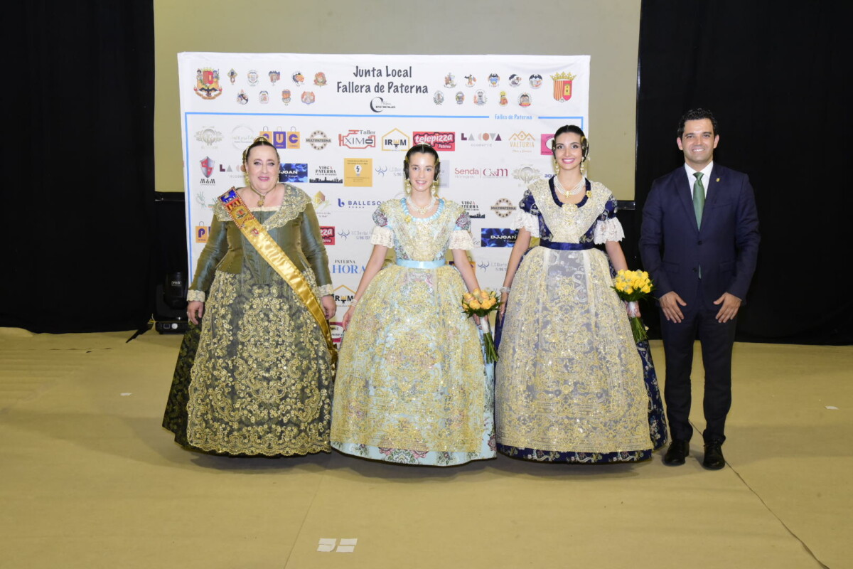 Sagredo con las Falleras Mayores de Paterna 2024-2025 y la presidenta de la Junta Local Fallera
